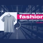 Szary T-shirt na wieszaku na tle magazynu logistycznego, z hasłem o branży fashion i obsłudze zwrotów.