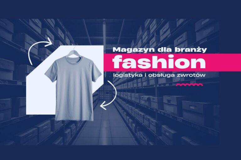 Szary T-shirt na wieszaku na tle magazynu logistycznego, z hasłem o branży fashion i obsłudze zwrotów.